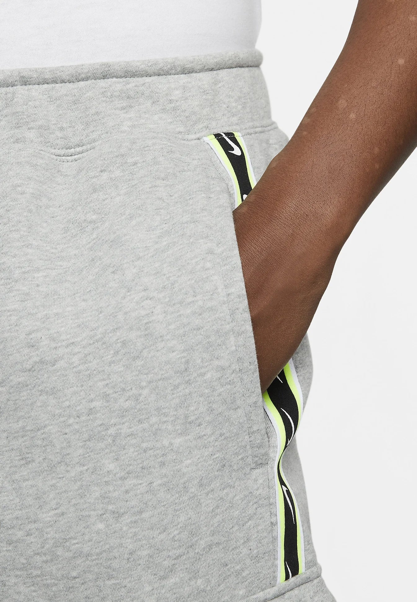 PANTALON NIKE SPORTSWEAR REPEAT - GRIS/NOIR/VERT