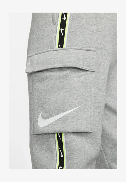 PANTALON NIKE SPORTSWEAR REPEAT - GRIS/NOIR/VERT